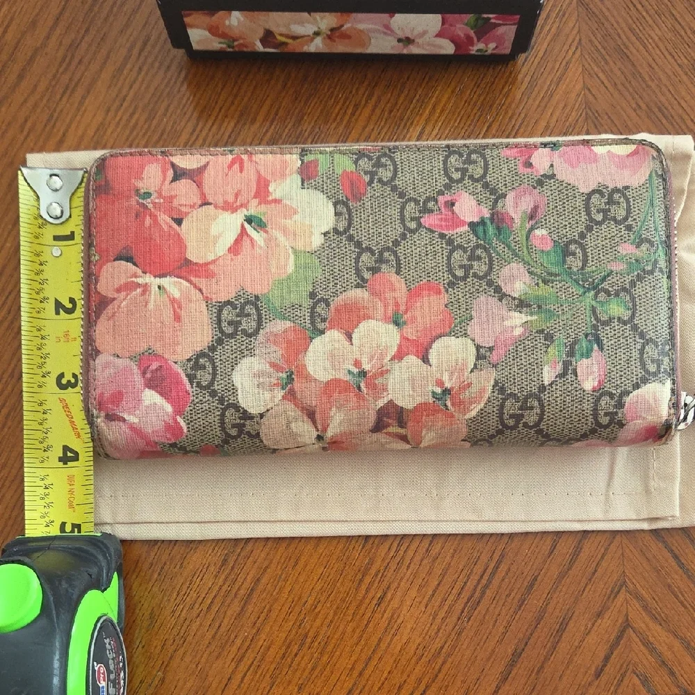 Gucci Floral GG Supreme Zip Around Wallet in Beige with Pink and Green Flowers - Picture 12 of 14